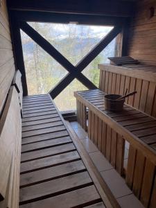 博希尼的住宿－Chalet Burja at Vogel mountain - cable car access or hiking - not reachable with car，从带窗户的小屋内欣赏美景