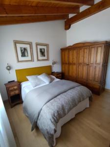 um quarto com uma cama grande e armários de madeira em Argizu Etxea em Mendexa
