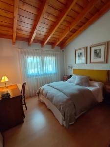 um quarto com uma cama, uma secretária e uma janela em Argizu Etxea em Mendexa