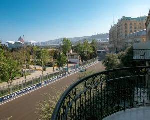 een balkon met uitzicht op een stadsstraat bij Promenade Hotel Baku in Baku