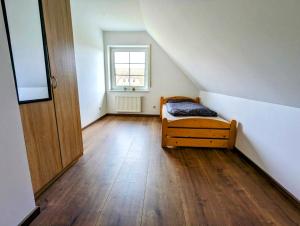 - une petite chambre avec un lit et une fenêtre dans l'établissement Idyllisches Zuhause nahe Verden, à Dörverden