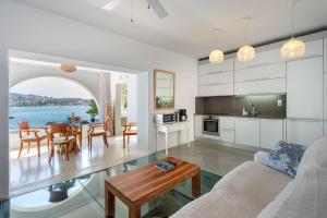 a living room with a table and a dining room at Villa Florimar in Talamanca