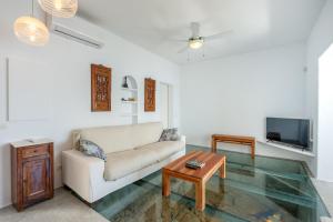 a living room with a couch and a coffee table at Villa Florimar in Talamanca