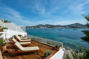 a balcony with chairs and a view of the water at Villa Florimar in Talamanca