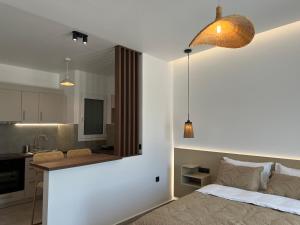 Posteľ alebo postele v izbe v ubytovaní Penthouse & apartments by the Sea airport Airstay