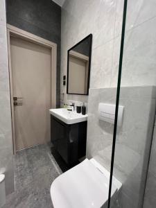 Kúpeľňa v ubytovaní Penthouse & apartments by the Sea airport Airstay