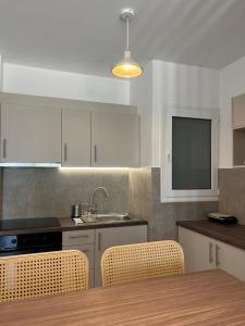 Kuchyňa alebo kuchynka v ubytovaní Penthouse & apartments by the Sea airport Airstay