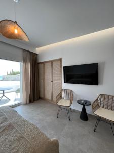 Televízia a/alebo spoločenská miestnosť v ubytovaní Penthouse & apartments by the Sea airport Airstay