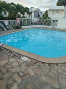 Piscina de la sau aproape de Studio à la marina de St François