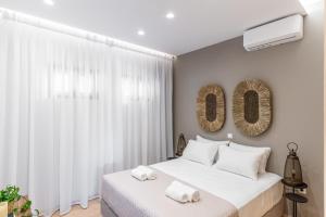 Postel nebo postele na pokoji v ubytování Syra Suites