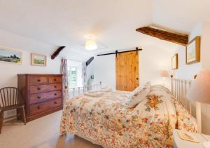 1 dormitorio con 1 cama, vestidor y ventana en 4 Zoar Cottage en Marytavy