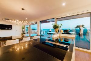 a dining room with a view of the ocean at Traumblick trifft Luxus! in Weitersburg
