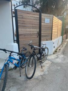2 biciclette sono parcheggiate accanto a un edificio di Marea a Palermo