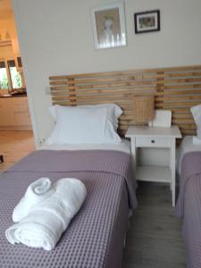 Una habitación de hotel con una cama con toallas. en VILLA ANDRIANA, en Lefkada