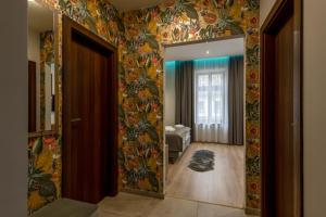 Várkonyi Apartman في غيولا: ممر مع مرآة وغرفة معيشة