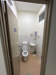 La salle de bains est pourvue de toilettes et d'un lavabo. dans l'établissement Fiyyadh Homestay Gambang, à Gambang