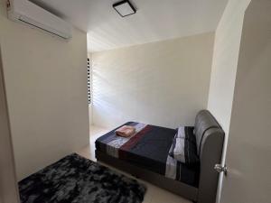 um pequeno quarto com uma cama e uma janela em Fiyyadh Homestay Gambang em Gambang