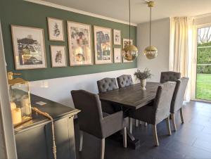 a dining room with a wooden table and chairs at Idyllisches Zuhause nahe Verden in Dörverden