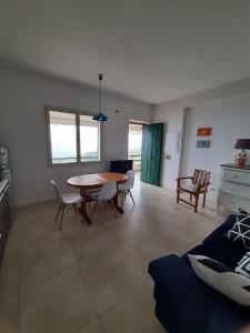een woonkamer met een tafel en stoelen bij Arcomagno Guest House in San Nicola Arcella
