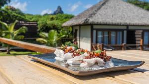 une assiette de nourriture au-dessus d'une table dans l'établissement NANNAI Noronha Solar Dos Ventos, à Fernando de Noronha