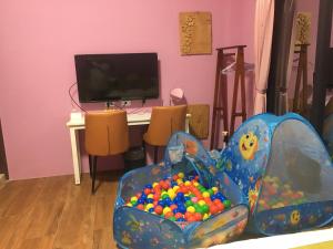 TV a/nebo společenská místnost v ubytování 知本赫克力士親子民宿Chihpen Hercules Family Homestay