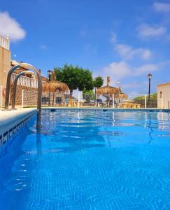 duży basen z niebieską wodą w ośrodku w obiekcie Apartamento Carlos , Lomas de Cabo Roig area, self check-in, You don't need to wait for the keys,2 bedroom,2 terraces,swimming pool w mieście Orihuela Costa