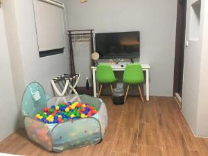 TV a/nebo společenská místnost v ubytování 知本赫克力士親子民宿Chihpen Hercules Family Homestay