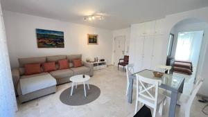 un soggiorno con divano e tavolo di Cascada de las Marinas a Denia