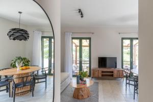 TV a/nebo společenská místnost v ubytování Syra Suites