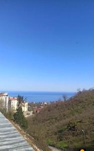 una vista del océano desde un puente en Lüx daire, en Pelitli