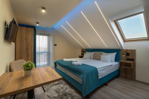 1 dormitorio con 1 cama grande y 1 mesa en Várkonyi Apartman en Gyula