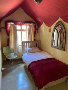 - une chambre avec un lit et un plafond rouge dans l'établissement Bear House - East wing, à Nayland