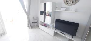 un soggiorno bianco con TV a schermo piatto di Luxury Playa Honda, Ocean View Wifi Free a Playa de las Americas