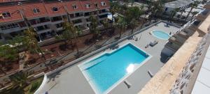 una vista dall'alto di una piscina in una città di Luxury Playa Honda, Ocean View Wifi Free a Playa de las Americas