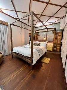 ein Schlafzimmer mit einem Himmelbett in einem Zimmer in der Unterkunft Seaview Family Cottage in Swakopmund