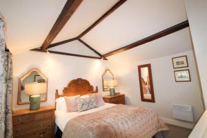 sypialnia z łóżkiem, 2 lampami i lustrem w obiekcie Kirkstone Cottage ideal for a romantic break centrally located in Ambleside w mieście Ambleside