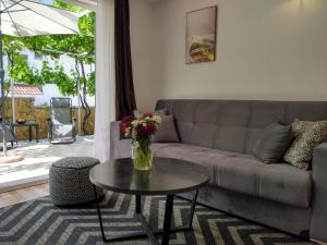 Ein Sitzbereich in der Unterkunft Villa Grande Vista - Lovely Apartment with Private spacious lush mediterranean patio and Sea view