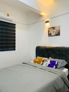 un dormitorio con una cama con un animal de peluche en Homestay Dizaherbs KT, en Kuala Terengganu
