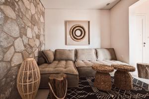 Mandrakia的住宿－Serenity Suite Milos，客厅配有沙发和2张凳子
