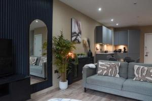 a living room with a couch and a mirror at Luxury Townhouse In Central Manchester in Manchester