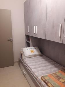 Habitación pequeña con cama y armario en CASA DI AGNESE, en Altavilla Milicia