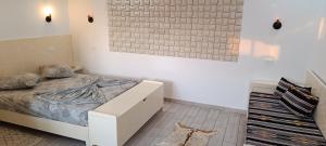 ein Schlafzimmer mit einem Bett und einige Aufzeichnungen in der Unterkunft Dar Lebharr Studio in Kelibia