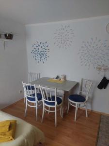 Posezení v ubytování Apartmá U rybníčku + 32 fotografií