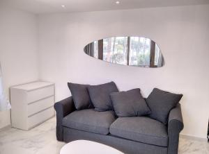 ジュアン・レ・パンにあるRésidence Graziella Appartement 99のソファと鏡のあるリビングルーム
