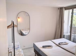 ジュアン・レ・パンにあるRésidence Graziella Appartement 99のベッドルーム1室(ベッド1台、壁掛け鏡付) +14枚の写真