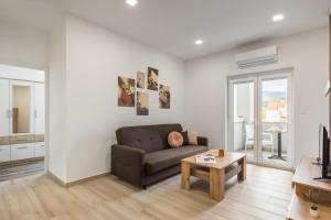 een woonkamer met een bank en een tafel bij Apartments Villa Salona Sky in Solin +36 foto's