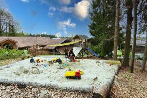 uma caixa de areia com um camião de brinquedos na areia em Feriengut zum Fürst´n em Eppenschlag