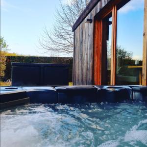 Kolam renang di atau dekat dengan LE COTTAGE BARBIZONNAIS avec jacuzzi privé à partir de 10 ans