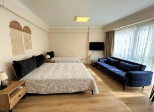 una camera d'albergo con due letti e un divano di ZMF Pansiyon a Istanbul
