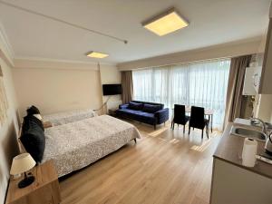 1 dormitorio con 1 cama y sala de estar en ZMF Pansiyon, en Estambul